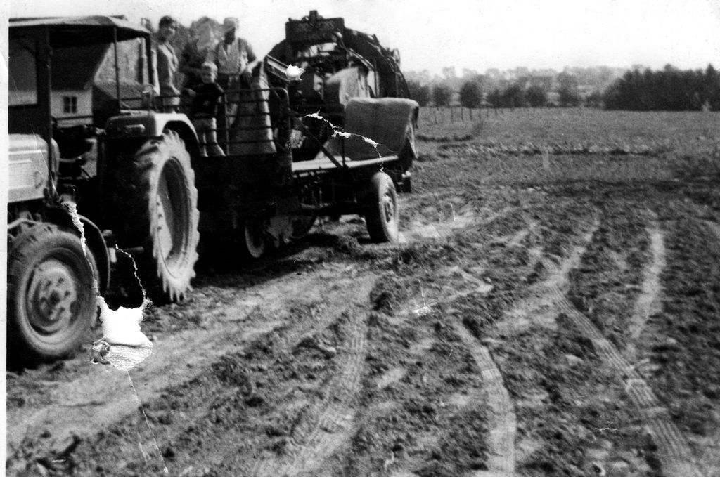  photo Fendt farmer 2 met goossens zakkenrooier 1968 1.jpg