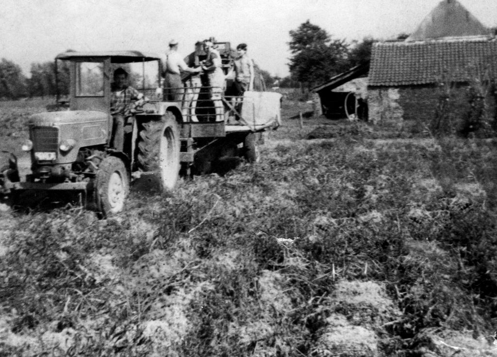  photo Fendt farmer 2 met goossens zakkenrooier 1968 2.jpg