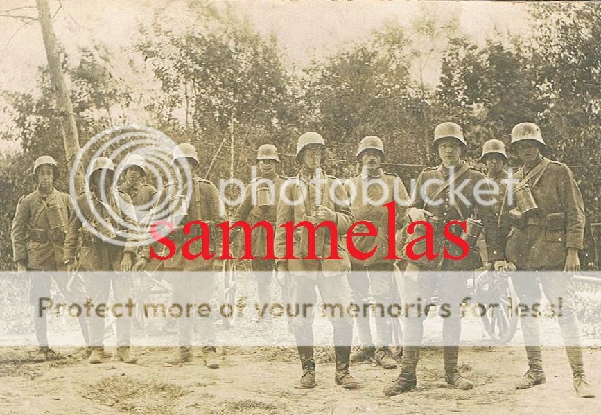 WK1 Foto Sturmtruppe vor Reims Stahlhelme Gasmasken Leiterwagen